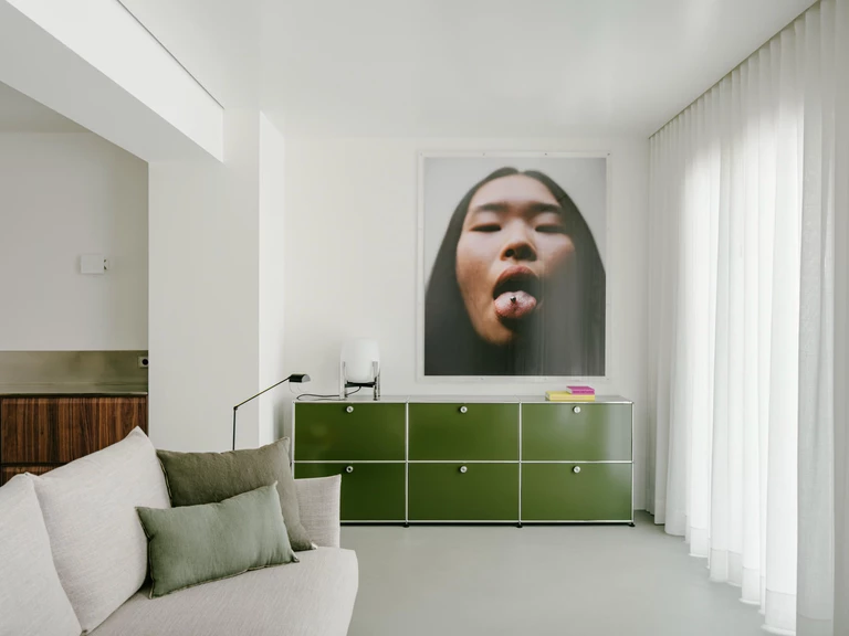 Jak zmienić przestarzały układ w funkcjonalne wnętrze? Odważne mieszkanie z lat 60.