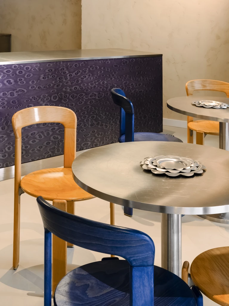 Sól, beton i vintage. Wielowarstwowe wnętrze Wasalaa Space w Lublinie