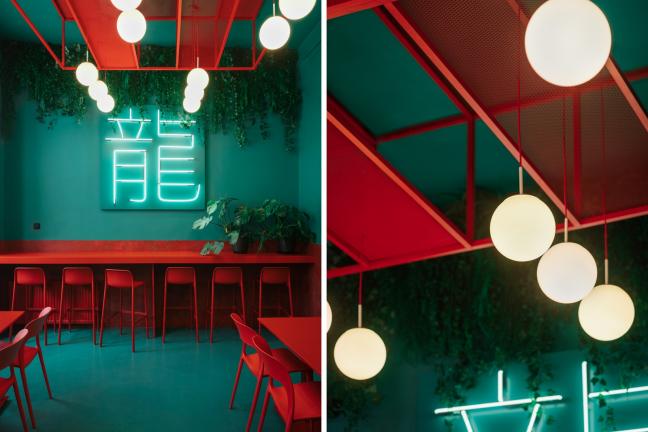 Restauracja w świetle neonów