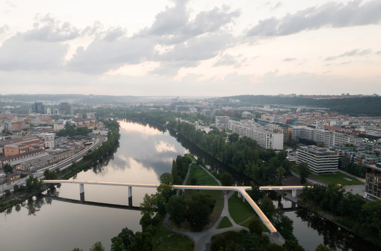 W Pradze powstał nowy most. To piękna rzeźbiarska przeprawa nad Wełtawą