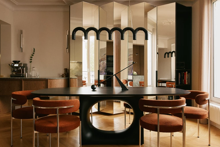 Zaglądamy za sekretne drzwi. Lustrzany apartament w Paryżu