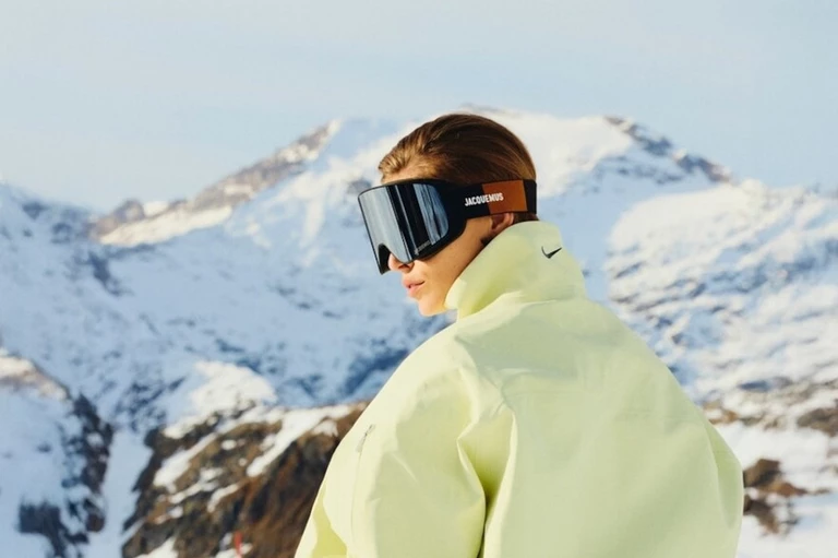 Après ski, czyli sjesta na ośnieżonym stoku według Nike i Jacquemusa
