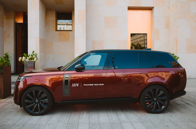 Range Rover na Hotel Warszawa Art Fair