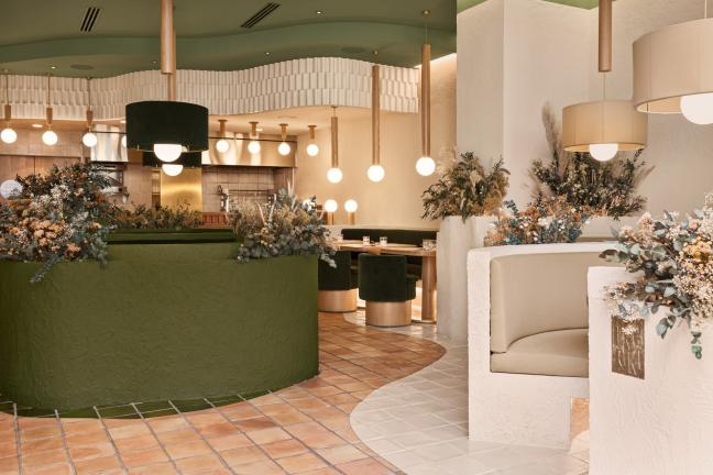 Widok na bar i stoly w restauracji
