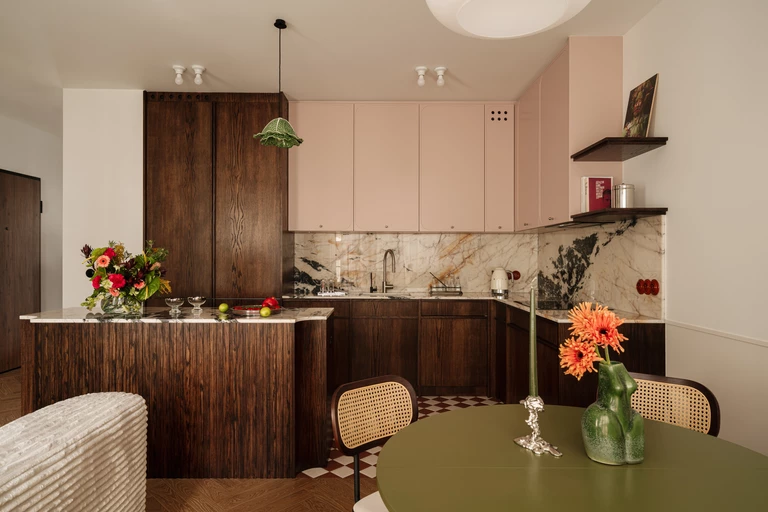 Oniryczne detale i ponadczasowe rozwiązania w mieszkaniu od Lessness