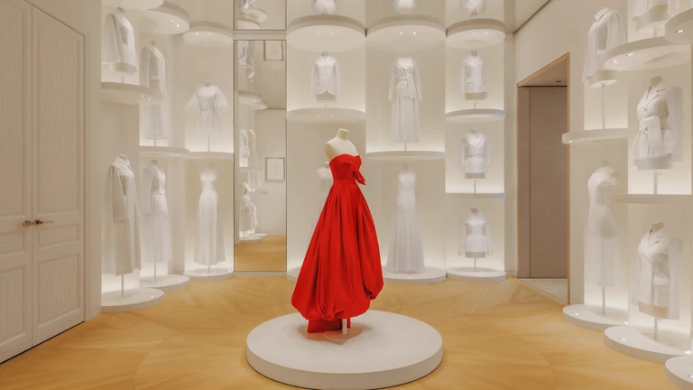 Otwarcie House of Dior Beijing. Christian de Portzamparc ubrał go w architektoniczne falbany