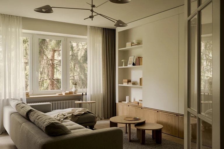 Jak zaprojektować mieszkanie w modernistycznej kamienicy? Postawili na naturalne materiały