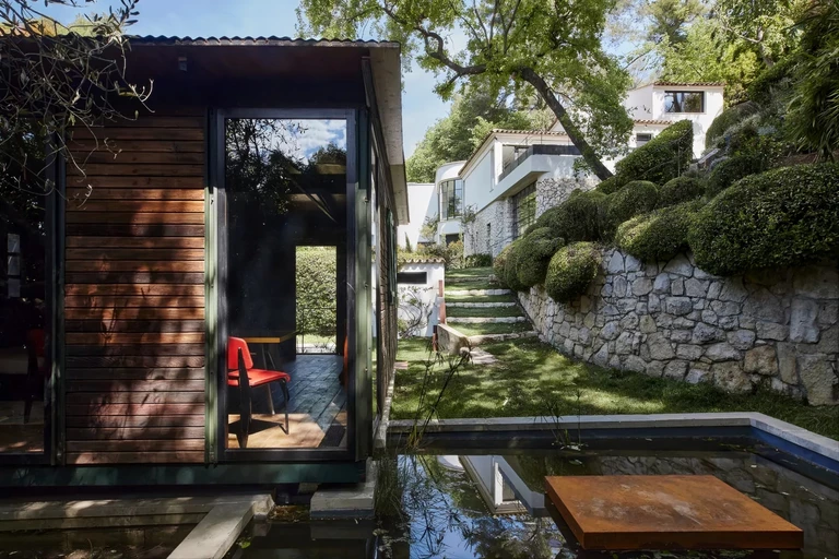 Nocleg w demontowalnym domu Jeana Prouvé