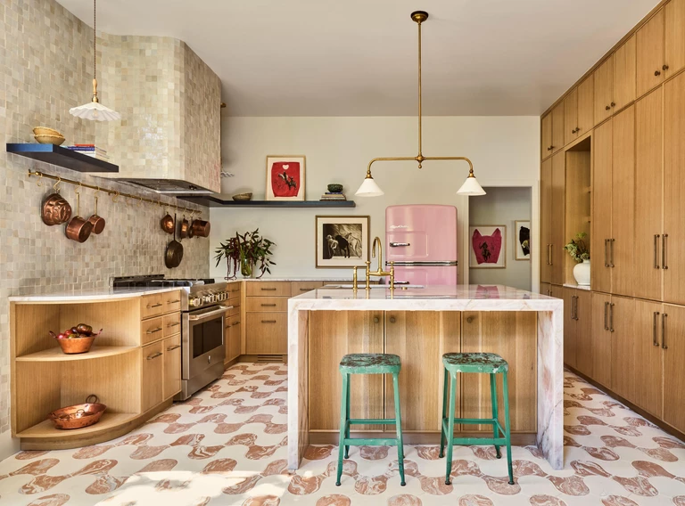 Dom z lat 40. w artystycznej odsłonie. Gra kolorów, warstw i faktur