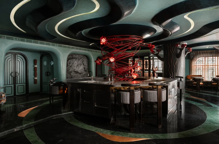 Naked & Famous – bar bez dystansu