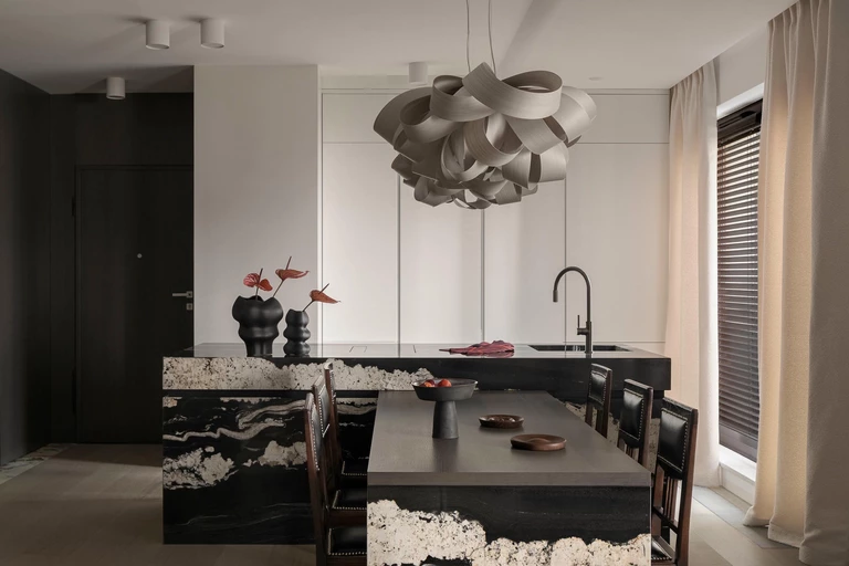 Czekoladowe brązy i meble z duszą w mieszkaniu z widokiem na Wisłę