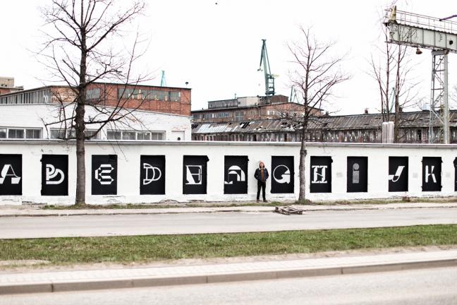 Zewnętrzna galeria typografii na Stoczni Gdańskiej