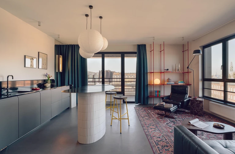 Industrialny modernizm przy stoczni - apartament w Trójmieście