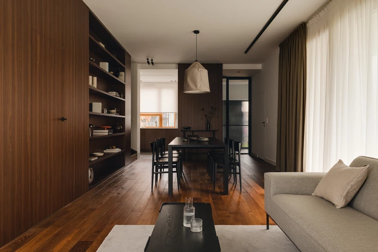 Spójność w kolorze czekolady. Zaglądamy do domu jednorodzinnego w Warszawie