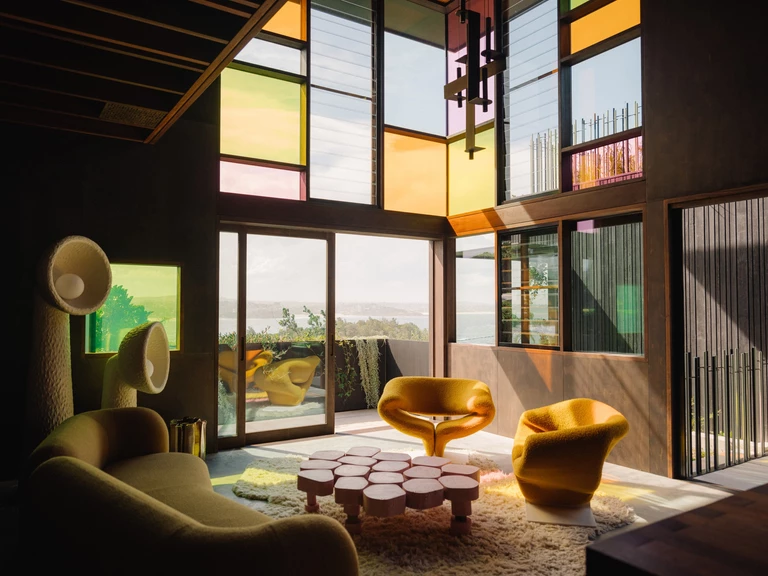 Holocene House: Kolorowe przeszklenia, ekologia i strumień w środku domu