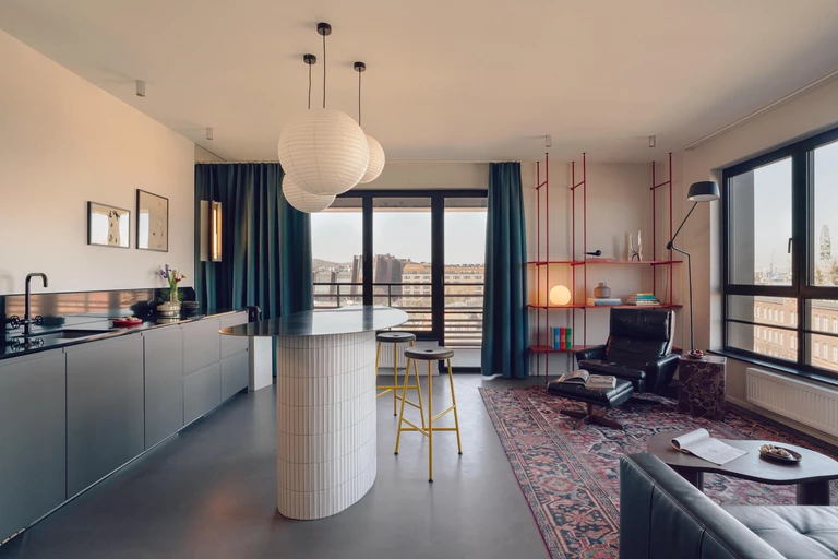 Industrialny modernizm przy stoczni - apartament w Trójmieście