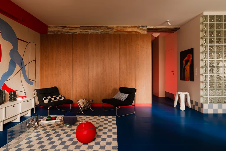 Domowa choreografia. Zaglądamy do 50-metrowego mieszkania projektu OBIEKTY STUDIO