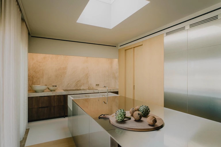 Eksperymenty na materiałach. Apartament od NOKE Architects