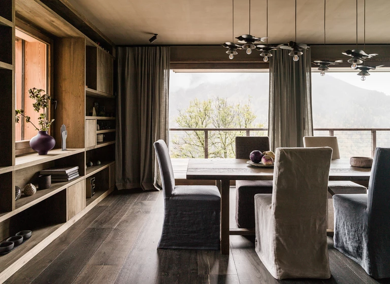 Paleta zrodzona z alpejskiej łąki. Chalet Cocagne i sztuka naturalnego barwienia