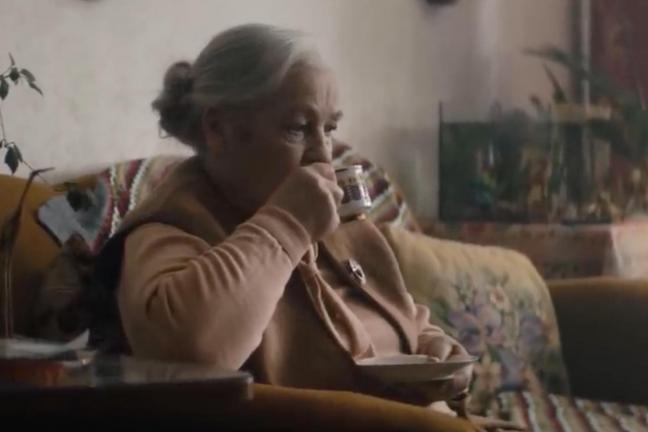 Nowa kampania Amica zwraca uwagę na problem samotności seniorów