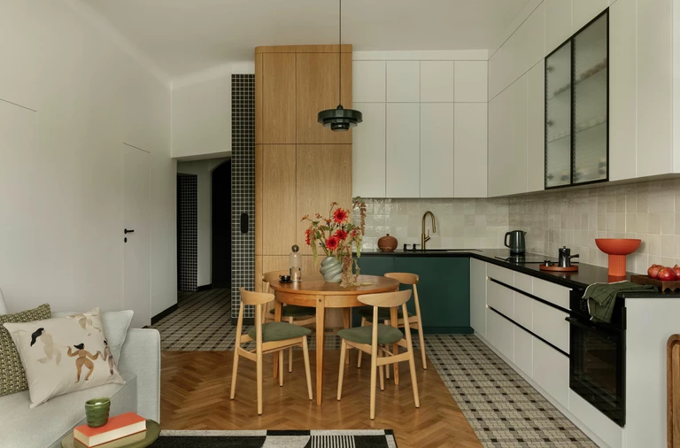 Teatralny modernizm w warszawskim mieszkaniu według projektu Karina Vibe Studio