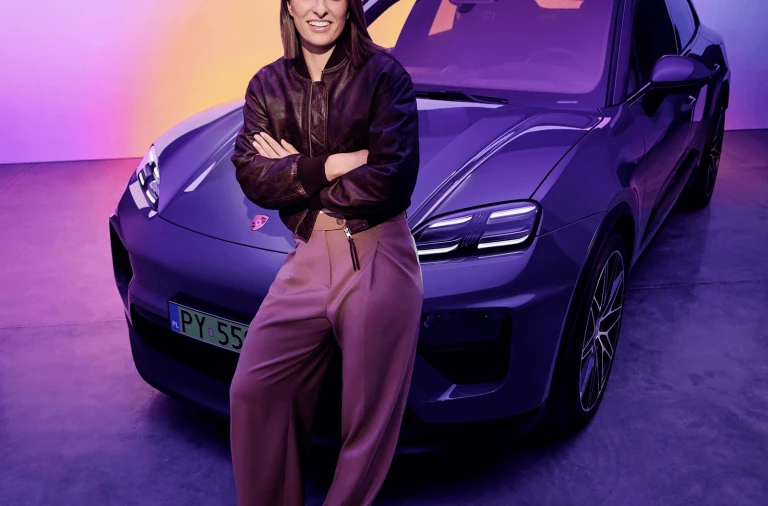 „Bądź zmianą, pozostań sobą” – Iga Świątek w kampanii nowego elektrycznego Porsche Macan 