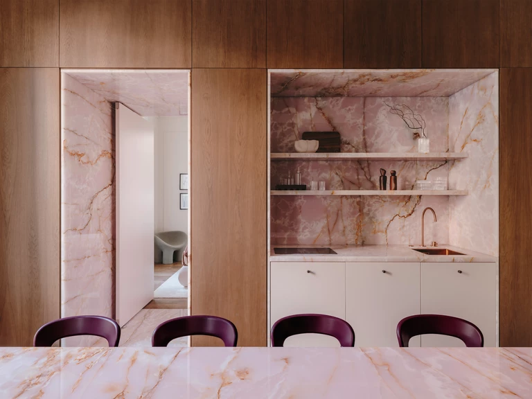 Różowa geometria w sercu Barcelony. Apartament Pink Affair z nominacją do Dezeen Awards 2025