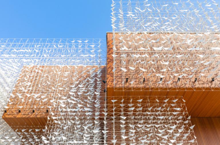 EXPO 2020: Pawilon Polski z drewnianą fasadą i rzeźbą kinetyczną