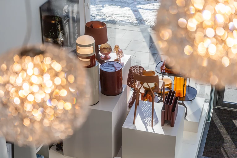 Kartell w Mediolanie. Stoisko, showroom i muzeum jednej marki