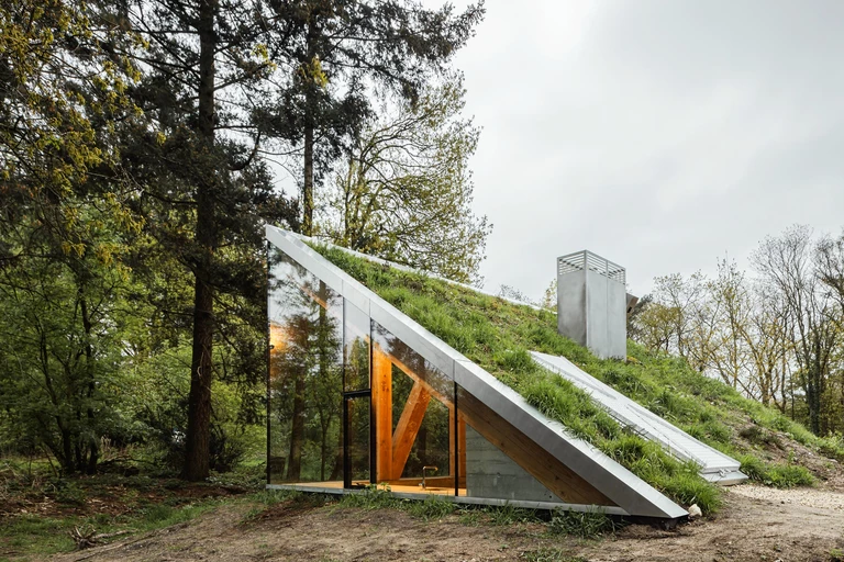 Szklane elewacje wyrastające spod trawy, czyli dom letniskowy od JCR Architecten