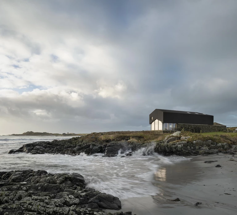 Mannal House. Dom na skraju morza, który wyrasta z ruin
