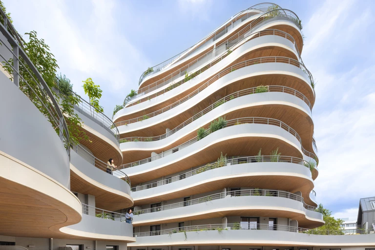 Życie w ogrodzie wertykalnym - francuska odsłona biofilicznej architektury