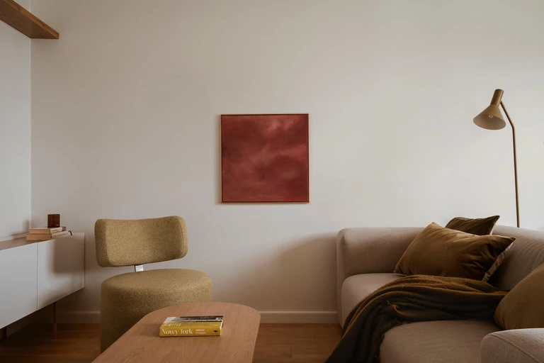 Obłości i zielenie. Mieszkanie stworzone do odpoczynku od Studio Mido