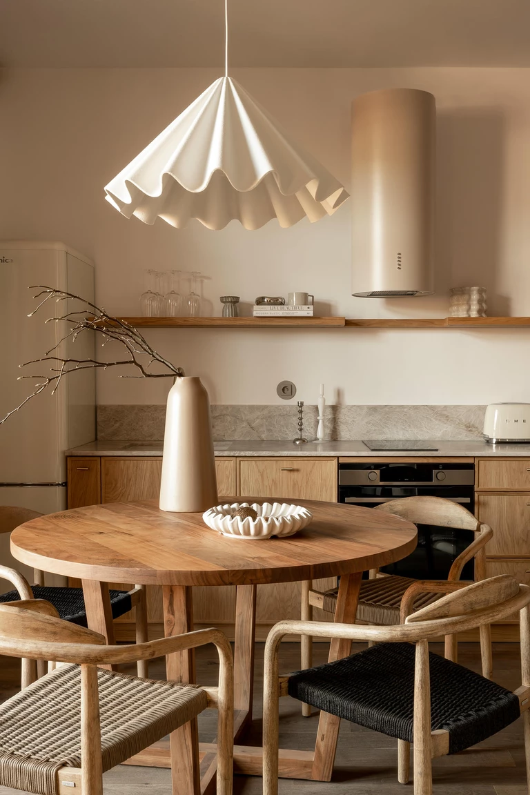 Spokój i elegancja naturalnych materiałów. Tak mieszkają podróżnicy