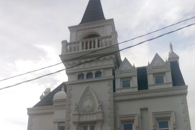 A housing estate full of castles for which there are no buyers