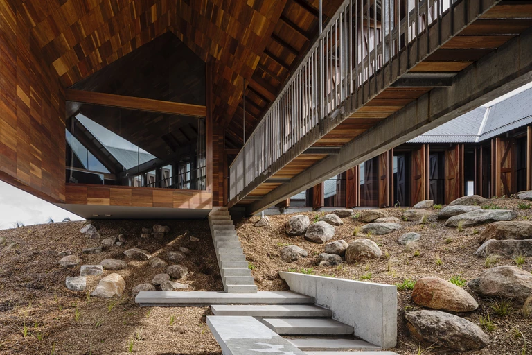 Jak żywioły kształtują architekturę? Dom off-grid na klifach