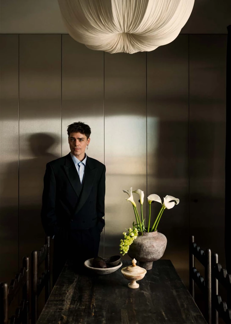 Portret Kolekcjonera - sekwencja kadrów w apartamencie od JOS - Jakub Oleksiński Studio