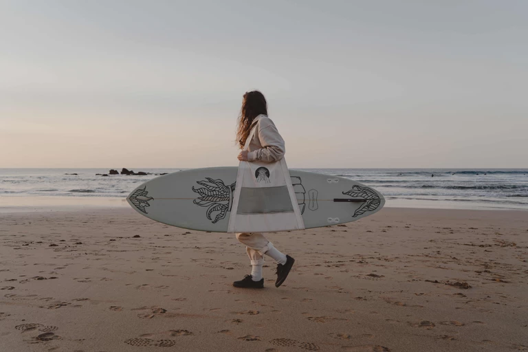 Surfing, kozy i ilustracje – tak wygląda lato BAZI, twórczyni marki BAJAH