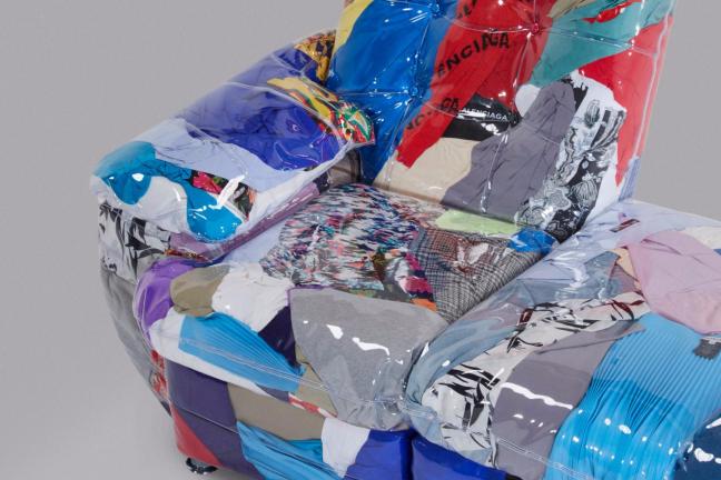 Kontrowersyjna sofa od Balenciagi