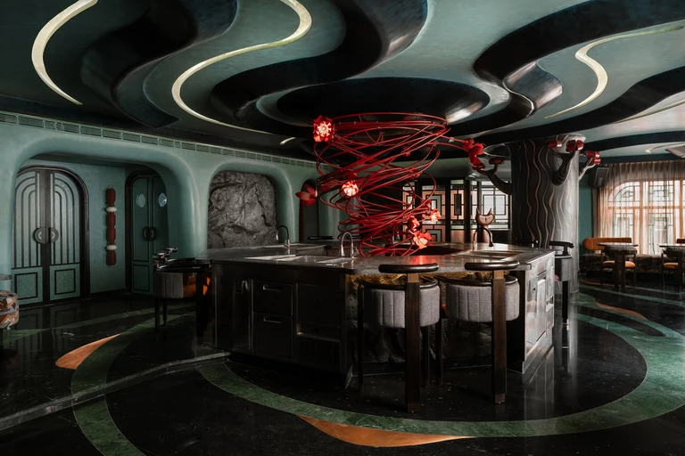 Naked & Famous – bar bez dystansu