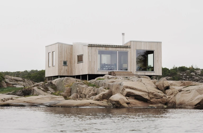 Na odludziu. Niezwykły dom kabinowy na prywatnej wyspie w Norwegii
