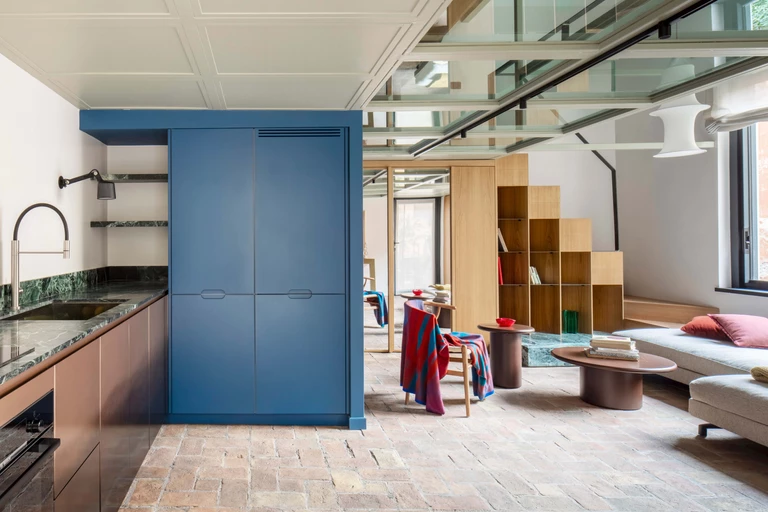 Szklana antresola i niebieski moduł w secesyjnych murach. STUDIOTAMAT w Rzymie