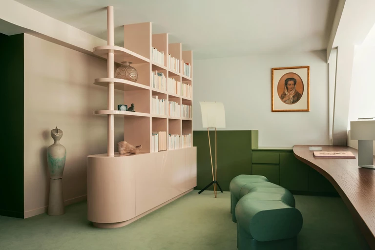 Z atelier w mieszkanie. Soczyście kolorowe wnętrze w paryskiej kamienicy