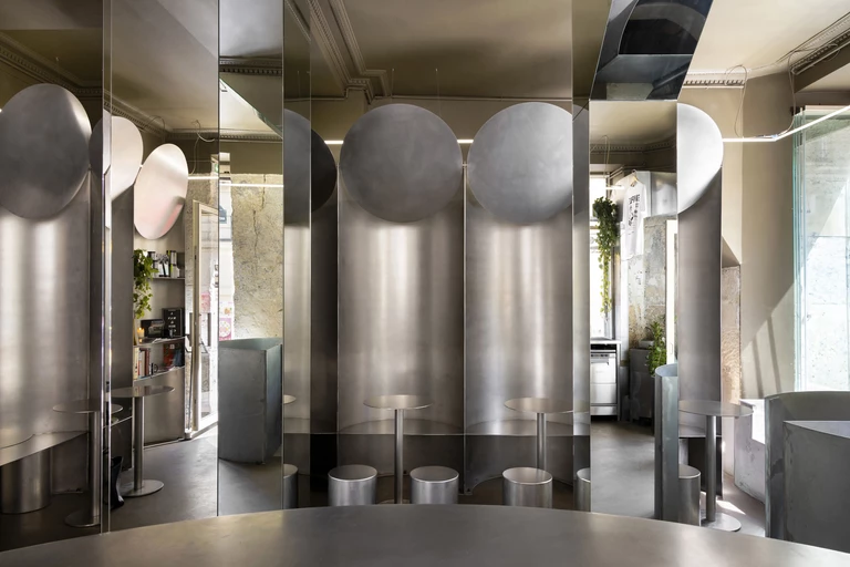 Klasyka i brutalizm. Nowa odsłona Simple Coffee Shop