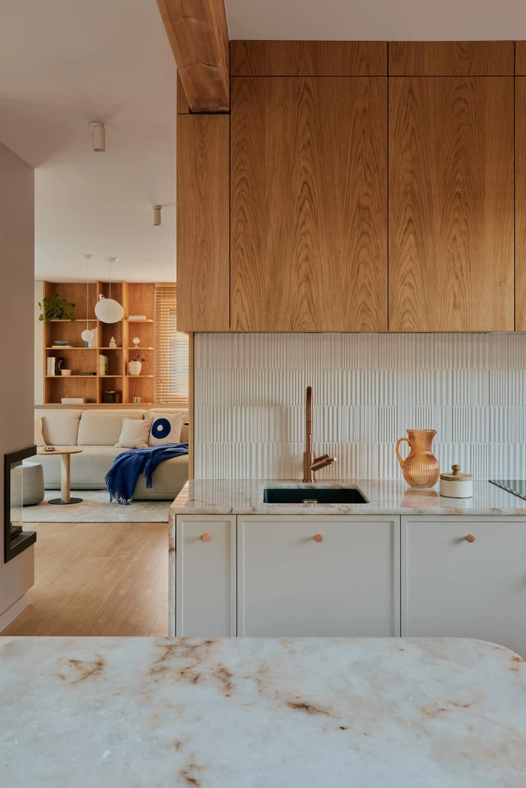 Dom w lesie: kamień, drewno i potrzeba codziennego komfortu