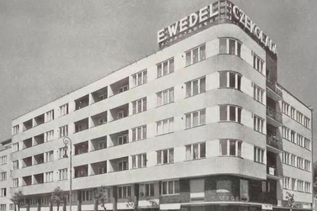 Kultowy neon powraca na Kamienicę Wedla