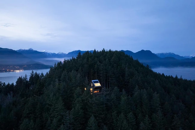 Escape from the City? The Nest – a Self-Sufficient Sanctuary in the Treetops