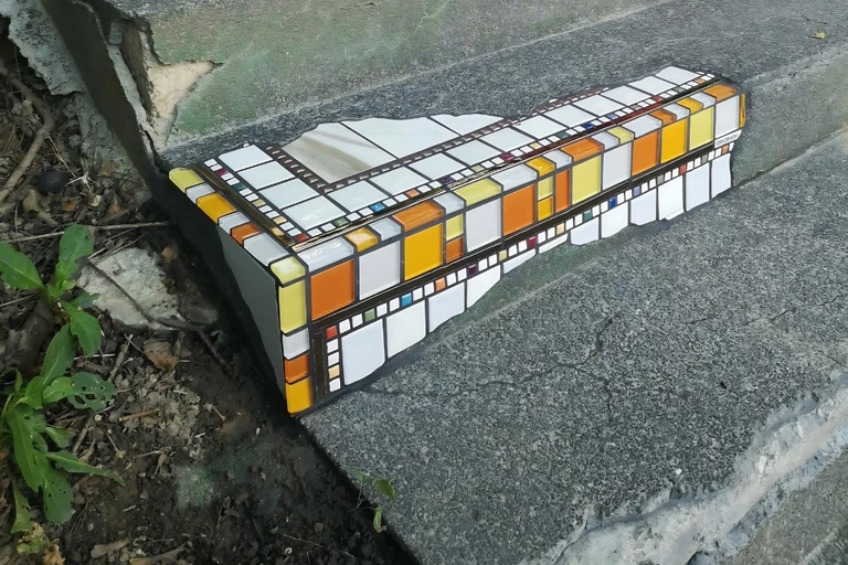 Uwaga pod nogi! Anonimowy mistrz street artu ozdobił polskie ulice
