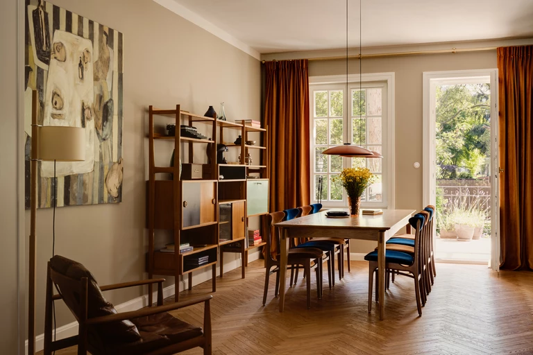Dom na Saskiej Kępie zaprojektowany dla rodziny, która lubi kolory i design vintage