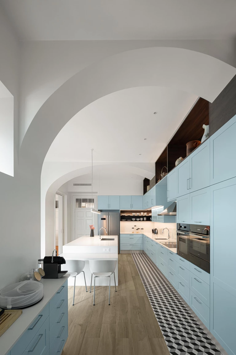 Dom bez zbędnych dodatków. Subtelna przebudowa budynku z lat 50.